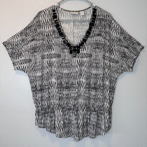 Chico's Women's Top Size 3-XL Black & White Geo Print Beaded V-Neck Short Sleeve